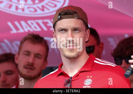 Monaco, Germania. 22 giugno 2026. Andreas Obst (FC Bayern Basketball, #13), GER, FC Bayern Basketball, Saisonabschluss fan-Fest, Saison 2025/2026, 22.06.2026, foto: Eibner-Pressefoto/Jenni Maul credito: dpa/Alamy Live News Foto Stock