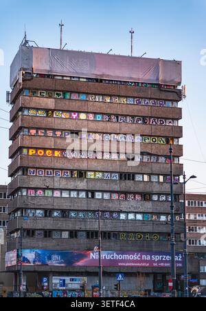 un edificio abbandonato a più piani coperto di graffiti Foto Stock
