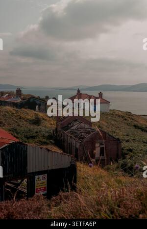 Fort Dunree, Donegal, Irlanda - 22-09-2024: Case e capannoni abbandonati Foto Stock