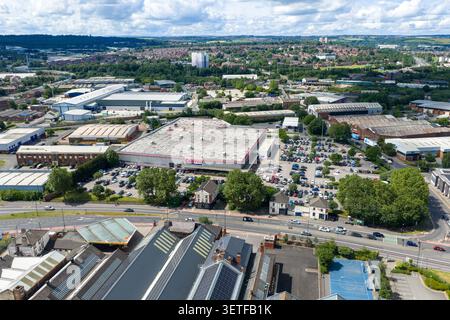 Leeds UK, 19 giugno 2026: Veduta aerea di Costco Wholesale a Leeds West Yorkshire, mostrando il magazzino, ampio parcheggio per i clienti nei dintorni Foto Stock