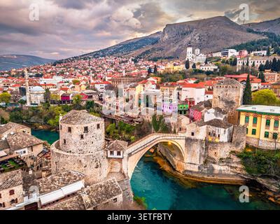 Mostar, Bosnia ed Erzegovina, con il famoso vecchio Ponte Stari, più all'alba. Foto Stock