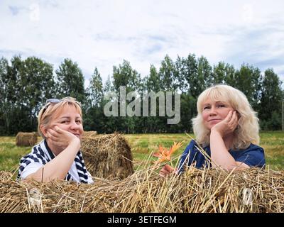 Godetevi una giornata di divertimento nella natura in una splendida località rurale con gli amici durante la stagione estiva Foto Stock