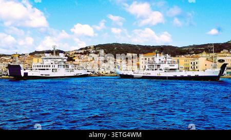Traghetti passeggeri ormeggiati nel porto della città balneare di la Maddalena, Italia Foto Stock