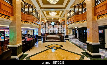 Interno del casinò sulla lussuosa nave da crociera Cunard Queen Elizabeth Foto Stock