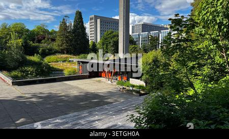 Vancouver, Canada - 7 giugno 2026: Il basso centro residenziale indiano di storia e dialogo con tetto verde, i suoi interni in legno caldo si illuminano dietro gl Foto Stock