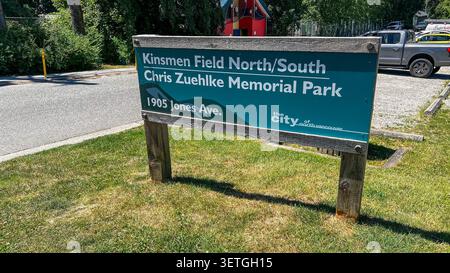 North Vancouver, Canada - 16 giugno 2026: Insegna della città di Teal North Vancouver per Chris Zuehlke Memorial Park e Kinsmen Field North e South a 1905 J Foto Stock