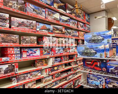 Ripiani riforniti con vari modelli di scatole in plastica Airfix, tra cui aerei militari, carri armati e classici veicoli britannici. Foto Stock