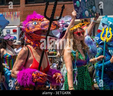 Brooklyn, NY - US - 20 giugno 2026 la 44a sfilata annuale delle Sirene a Coney Island presenta migliaia di costumi ispirati al mare, galleggianti scintillanti e vi Foto Stock