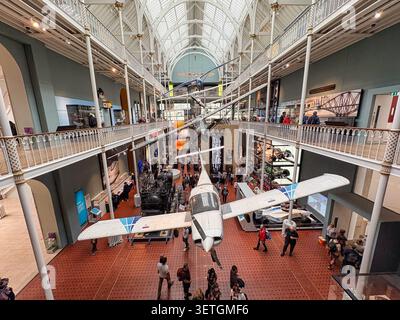 Vista dall'alto della Grand Gallery nel National Museum of Scotland di Edimburgo, con aerei sospesi e mostre storiche. Foto Stock