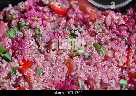 Insalata di quinoa colorata con verdure fresche in un recipiente Foto Stock