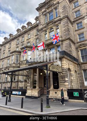 Architettura vittoriana del Royal Station Hotel a Newcastle upon Tyne, caratterizzato da muratura in pietra e bandiere sopra l'entrata principale. Foto Stock