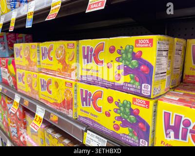 Los Angeles, California, Stati Uniti - 08-01-2025: Una vista di diverse confezioni di bevande Hi-C, nel negozio. Foto Stock