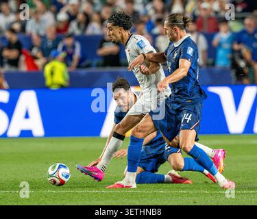 ZIDANE IQBAL (#7) dell'Iraq sfida la linea francese (#14) Adrien Rabiot e (#24) Adrien Rabiot. La Francia vince la partita 3-0 a Philadelphia, PA, USA il 22 giugno 2026. Crediti: Don Mennig/Alamy Live News Foto Stock