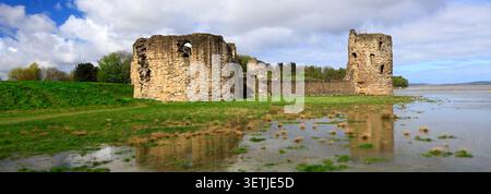 Le rovine del castello di Flint costruito da re Edoardo i nel 1277-1286, sull'estuario del fiume Dee, villaggio di Flint, Flintshire, Galles del Nord, Gran Bretagna. Foto Stock
