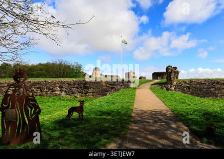 Le rovine del castello di Flint costruito da re Edoardo i nel 1277-1286, sull'estuario del fiume Dee, villaggio di Flint, Flintshire, Galles del Nord, Gran Bretagna. Foto Stock