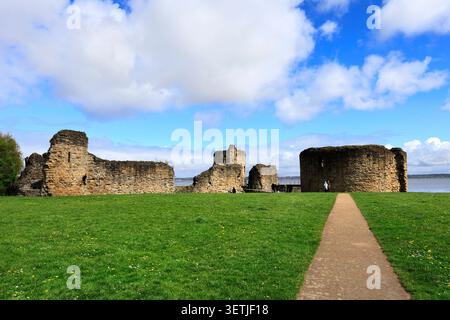 Le rovine del castello di Flint costruito da re Edoardo i nel 1277-1286, sull'estuario del fiume Dee, villaggio di Flint, Flintshire, Galles del Nord, Gran Bretagna. Foto Stock
