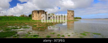 Le rovine del castello di Flint costruito da re Edoardo i nel 1277-1286, sull'estuario del fiume Dee, villaggio di Flint, Flintshire, Galles del Nord, Gran Bretagna. Foto Stock