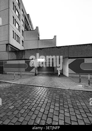Terrasse Schöneberger, complesso di edilizia residenziale sociale degli anni '70, passaggio d'ingresso lastricato, Berlino Foto Stock