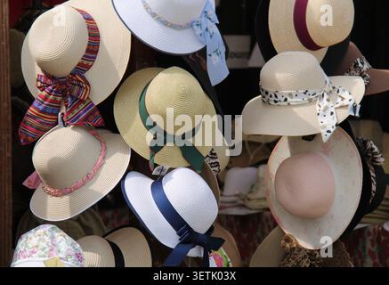 Una bella mostra di cappelli estivi casual da donna. Foto Stock