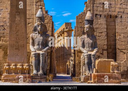 Ingresso monumentale (primo pilone) del Tempio di Luxor, situato sulla riva orientale del Nilo nell'antica Tebe (ora Luxor). Foto Stock