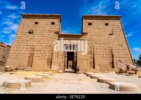 La facciata monumentale con il pilone d'ingresso del Tempio Khonsu. Angolo sud-ovest del recinto principale del complesso Monumentale di Karnak a Luxor Foto Stock