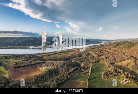 Cruas, Francia - 12 febbraio 2026: Veduta aerea della centrale nucleare di Cruas situata lungo il fiume Rodano, circondata da dolci colline, Agricoltura Foto Stock