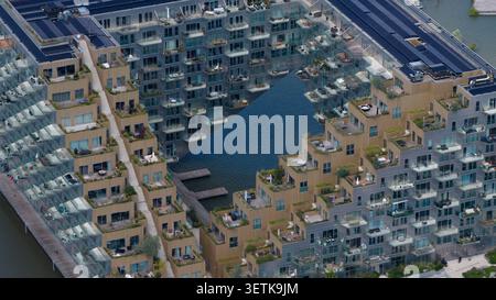 Amsterdam, Paesi Bassi - 7 giugno 2026: Veduta aerea di Sluishuis, un moderno edificio residenziale dal design a sbalzo unico, caratterizzato da una cascata Foto Stock