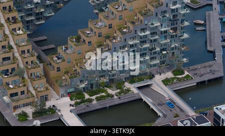 Amsterdam, Paesi Bassi - 7 giugno 2026: Vista aerea dell'edificio Sluishuis, caratterizzato dalla sua architettura angolare, balconi terrazzati con vegetazione, e Foto Stock