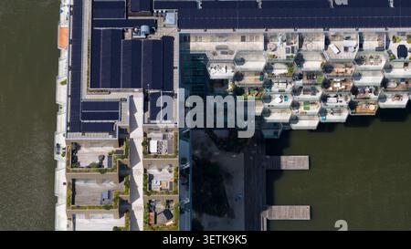 Amsterdam, Paesi Bassi - 7 giugno 2026: Veduta aerea di Sluishuis, un complesso residenziale e di lavoro sul mare di Amsterdam IJburg, feat Foto Stock