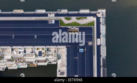 Amsterdam, Paesi Bassi - 7 giugno 2026: Veduta aerea di Sluishuis, un complesso residenziale e di lavoro sul mare di Amsterdam IJburg, feat Foto Stock