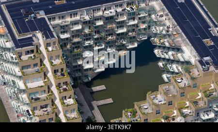 Amsterdam, Paesi Bassi - 7 giugno 2026: Veduta aerea di Sluishuis, un moderno edificio residenziale sostenibile con un design a sbalzo unico, in legno Foto Stock