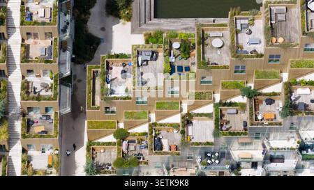 Amsterdam, Paesi Bassi - 7 giugno 2026: Vista aerea di Sluishuis che mostra la sua architettura a gradini unica con terrazze in legno, tetti verdi e privato Foto Stock