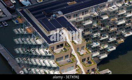 Amsterdam, Paesi Bassi - 7 giugno 2026: Veduta aerea di Sluishuis, un complesso residenziale e di lavoro sul mare di Amsterdam IJburg, feat Foto Stock