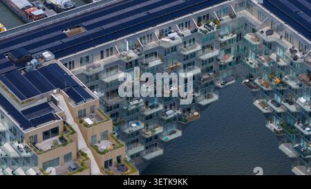 Amsterdam, Paesi Bassi - 7 giugno 2026: Vista aerea di Sluishuis, un moderno edificio residenziale dal design unico a sbalzo, balconi, tetti Foto Stock