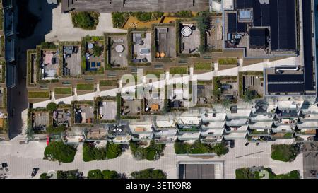 Amsterdam, Paesi Bassi - 7 giugno 2026: Vista aerea dell'edificio Sluishuis, caratterizzato da una distintiva architettura a gradini con terrazze verdi sul tetto, woo Foto Stock