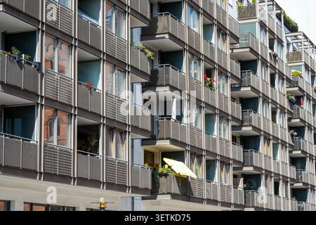 Casa multifamiliare con facciata grigia, vista a Berlino, Germania Foto Stock