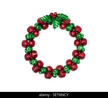 Corona di Natale rossa e verde fatta di campane jingle intaglio isolato su bianco Foto Stock
