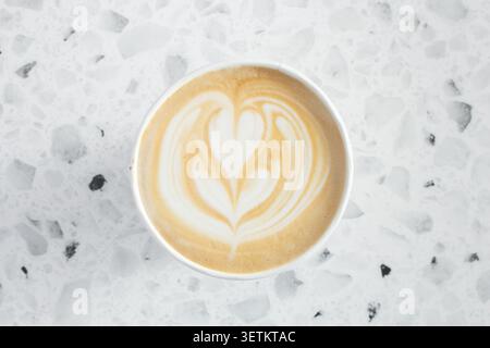 Una vista dall'alto verso il basso di un caffè latte. Foto Stock