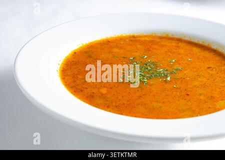 Vista su una ciotola di zuppa di lenticchie. Foto Stock