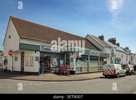 La convenienza per i residenti e i visitatori di Dawlish, un negozio di Costcutters Foto Stock