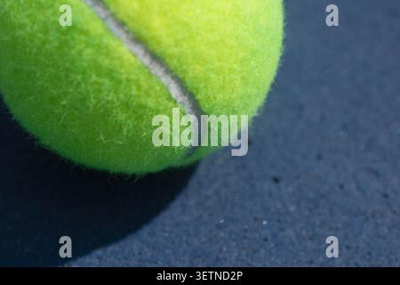 Immagine di sfondo a messa a fuoco selettiva sul tennis, sfondo sportivo sfocato (bokeh), primo piano macro, luce solare intensa Foto Stock