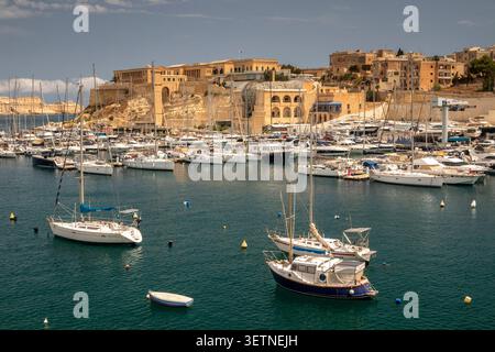Malta, Birgu, yacht privati di lusso ormeggiati nel porto di Kalkara Foto Stock