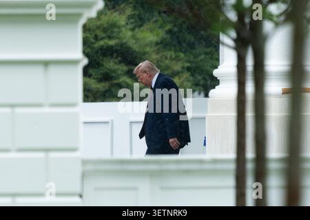 Washington, Stati Uniti. 23 giugno 2026. Il presidente Donald Trump lascia la Casa Bianca North Portico martedì 23 giugno 2026 a Washington. Foto di Allison Robbert/UPI credito: UPI/Alamy Live News Foto Stock