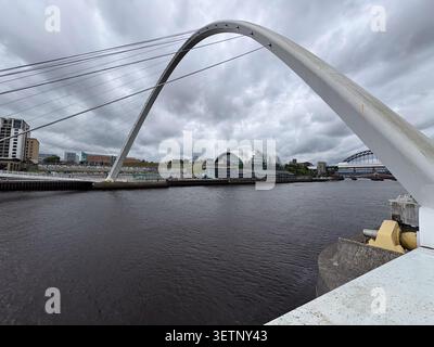 Il Gateshead Millennium Bridge, un ponte pedonale e ciclabile che attraversa il fiume Tyne a Newcastle e Gateshead. Foto Stock