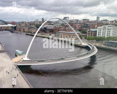 Veduta aerea del Gateshead Millennium Bridge inclinabile a Newcastle e Gateshead, che collega l'area di Quayside sul fiume Tyne. Foto Stock