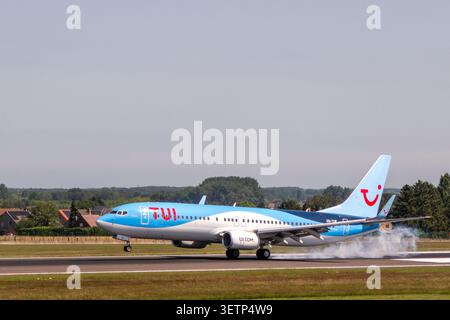 Zaventem, Belgio, 21 giugno 2026. Un Boeing 737 800 passeggeri blu e bianco appartenente a TUI Fly Belgium atterra su una pista aeroportuale. Foto Stock