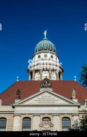 Vista ravvicinata della Cattedrale francese sul Gendarmenmarkt di Berlino, con la sua cupola verde, la statua dorata, colonne classiche e la facciata storica decorata Foto Stock