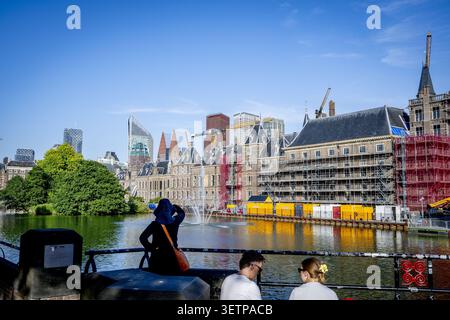 L'AIA - ristrutturazione al Binnenhof a l'Aia. Il Binnenhof è in fase di ristrutturazione dal 1° ottobre 2021. L'obiettivo è quello di rendere gli edifici che ospitano la prima e la seconda camera, tra gli altri, a prova di futuro. La ristrutturazione del Binnenhof a l'Aia sta diventando di nuovo più costosa. ROBIN UTRECHT /ANP netherlands Out - belgium Out Foto Stock