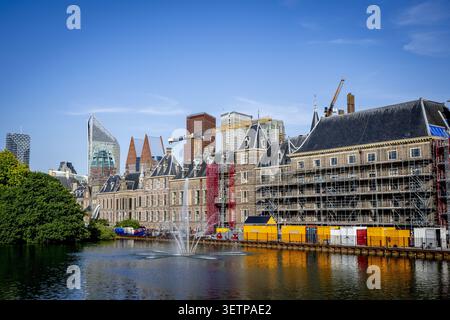 L'AIA - ristrutturazione al Binnenhof a l'Aia. Il Binnenhof è in fase di ristrutturazione dal 1° ottobre 2021. L'obiettivo è quello di rendere gli edifici che ospitano la prima e la seconda camera, tra gli altri, a prova di futuro. La ristrutturazione del Binnenhof a l'Aia sta diventando di nuovo più costosa. ROBIN UTRECHT /ANP netherlands Out - belgium Out Foto Stock