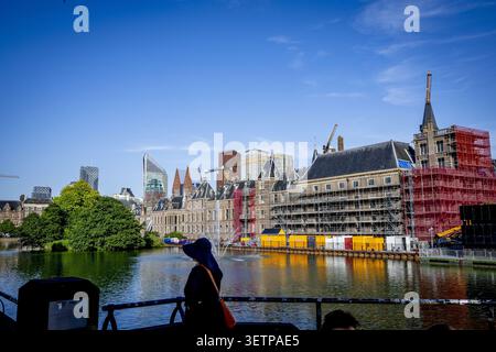 L'AIA - ristrutturazione al Binnenhof a l'Aia. Il Binnenhof è in fase di ristrutturazione dal 1° ottobre 2021. L'obiettivo è quello di rendere gli edifici che ospitano la prima e la seconda camera, tra gli altri, a prova di futuro. La ristrutturazione del Binnenhof a l'Aia sta diventando di nuovo più costosa. ROBIN UTRECHT /ANP netherlands Out - belgium Out Foto Stock